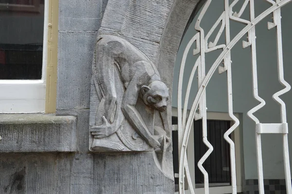 建物の門の近くにある動物の彫刻です — ストック写真