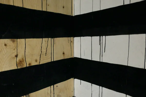 Мультиплексная Стена Двумя Полосами Черной Краски — стоковое фото