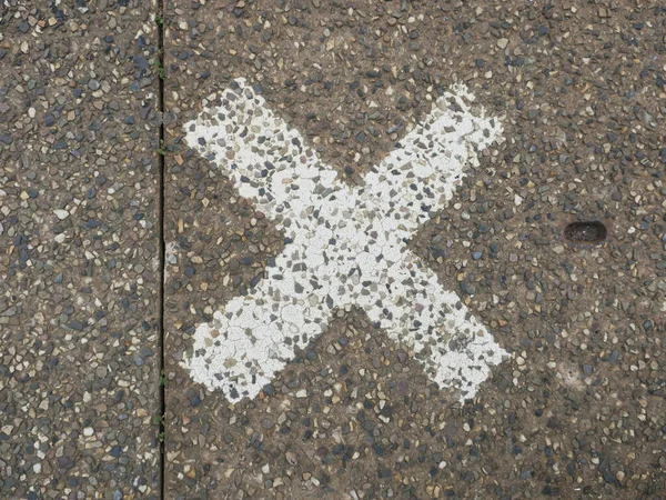 Bílý Kříž Namalovaný Dlážděné Dlažbě Chodníku — Stock fotografie