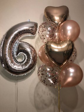 Pembe inci renkli helyum balonları, pembe konfetili balonlar, folyo kalpler ve gümüş renkli 6 numara.