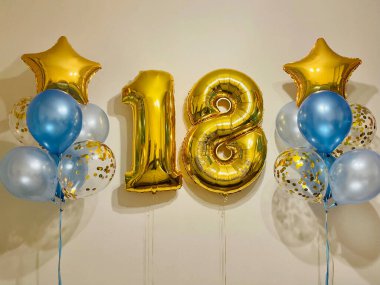 Hava helyum balonları mavi inci anası, konfetilerle şeffaf, altın yıldızlar ve büyük bir 18 numara altın.