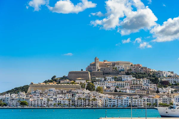 İbiza, İspanya - 13 Mayıs 2020: Limanın ve eski İbiza kasabasının panoramik manzarası. Sa Marina mahallesini ve 1999 'dan beri Dünya Mirası Bölgesi olan Dalt Villası' nın tarihi kompleksini görüyoruz..