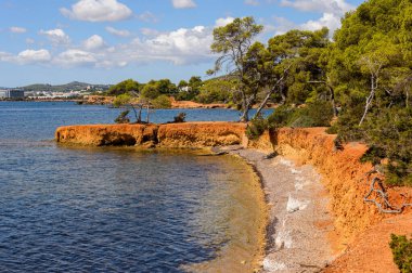 SArgamasa, İbiza, İspanya - 3 / 9 / 2020. SArgamassa kıyı şeridinin küçük bir parçasıdır. Kum uzantıları ile kayaların birleştiği körfezleri barındırır. Aile atmosferi olan sessiz bir sahil..