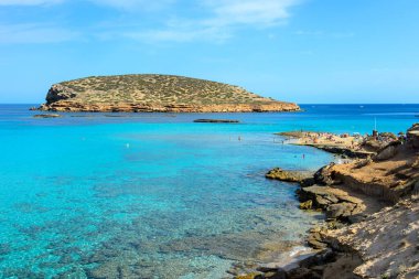 Cala Conta, İbiza, İspanya - 18 Ağustos 2014: İbiza adasındaki en bilinen plaj. Cala Conta, kıyı şeridi, kumlu alanlar ve kayalık bölgeler boyunca farklı girişleri olan doğal bir cennettir..