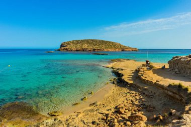 Cala Conta, İbiza 'da. Arka planda Orman Adası