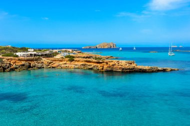 Cala Conta, İbiza, İspanya - 18 Ağustos 2014: İbiza adasındaki en bilinen plaj. Cala Conta, kıyı şeridi, kumlu alanlar ve kayalık bölgeler boyunca farklı girişleri olan doğal bir cennettir..