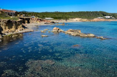 Cala Nova plajı, Santa Eulalia belediyesi. Ibiza Aile dostu plajda kristal berrak sularda sakin bir gün geçirebilirsin.