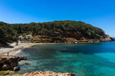 İbiza, İspanya - 2 Mayıs 2016: Cala Salada ve Cala Saladeta, İbiza adasında San Antonio belediyesine bağlı iki plaj. Etrafta çok az inşaat var. Adanın en bozulmamış iki plajı var. Bu küçük körfez çapa için ideal.