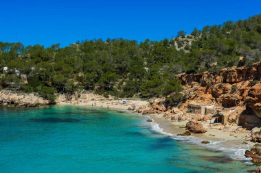 İbiza, İspanya - 2 de Mayo 2016 Cala Salada y Cala Saladeta dos playas del municipio de San Antonio en isla d Ibiza. Con poca construcion alredodor son dos las playas ms virgenes de la isla. Esta pequea bahia es ideal para fondear y demontes nauti