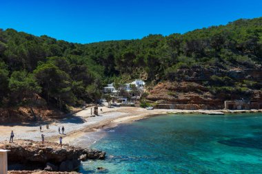 İbiza, İspanya - 2 Mayıs 2016: Cala Salada ve Cala Saladeta, İbiza adasında San Antonio belediyesine bağlı iki plaj. Etrafta çok az inşaat var. Adanın en bozulmamış iki plajı var. Bu küçük körfez çapa için ideal.