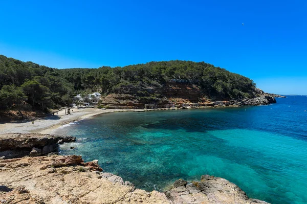 İbiza, İspanya - 2 Mayıs 2016: Cala Salada ve Cala Saladeta, İbiza adasında San Antonio belediyesine bağlı iki plaj. Etrafta çok az inşaat var. Adanın en bozulmamış iki plajı var. Bu küçük körfez çapa için ideal.