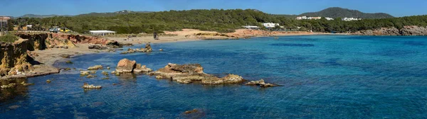 Stranden Cala Nova Kommunen Santa Eulalia Ibiza Familjevänlig Strand Där Royaltyfria Stockbilder