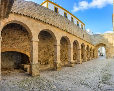 İbiza, İspanya - 26 Mayıs 2016 Rastrillo Atari Salonu, Ortaçağ Muhafız Birliği 'nin görev yaptığı yer. İbiza şehrinin eski bölgesine giriş kapısı. 1999 'dan beri dünya mirası