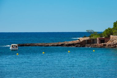 Cala Gracioneta, İbiza - 28 Eylül 2020 San Antonio de Portmany belediyesine bağlı Cala Gracioneta plajı. Şehir merkezinin yakınında aile karakteri olan sessiz bir sahil..