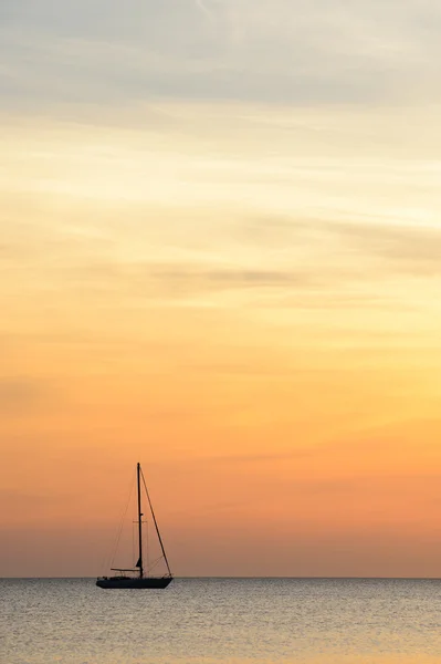 Segelbåt i gryningen — Stockfoto