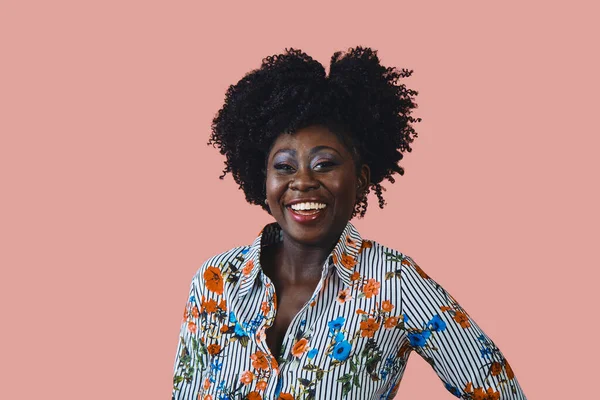 Młoda Piękna Afrykańska Kobieta Afro Włosami Patrząca Kamerę Uśmiechnięta Białym — Zdjęcie stockowe