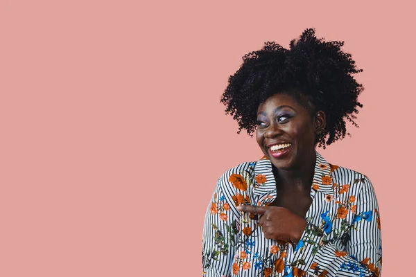 Młoda Piękna Afrykańska Kobieta Afro Włosami Uśmiechnięta Patrząca Kamerę Stojąca — Zdjęcie stockowe