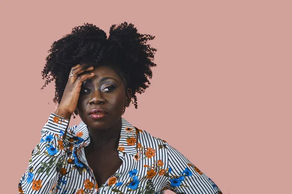 Joven Mujer Afroamericana Con Cabello Afro Peinado Rizado Mirando Hacia — Foto de Stock