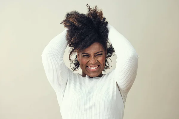 Wesoła Afro Kobieta Rękami Włosach Uśmiechnięta Białym Tle — Zdjęcie stockowe