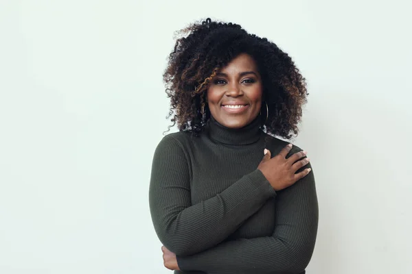 Retrato Una Hermosa Mujer Sonriente Con Suéter Verde Sobre Fondo — Foto de Stock