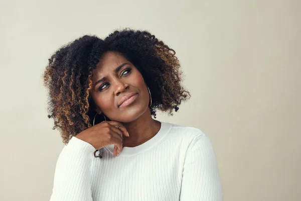 Belirsiz Afro Kadın Beyaz Arka Planda Kol Gezerken Başka Tarafa — Stok fotoğraf