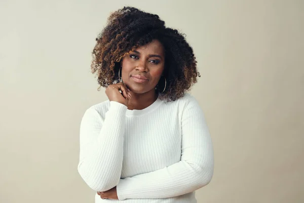 Beyaz arka planda beyaz süveter giyen güzel bir kadının portresi