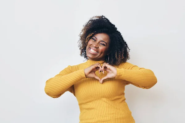 Szczęśliwa Afroamerykanka Robi Serce Rękami Uśmiechając Się — Zdjęcie stockowe