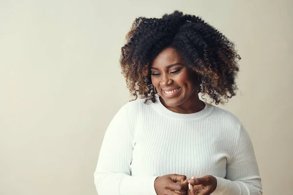 Uśmiechnięta Afro Kobieta Brązowymi Pasemkami Kręconych Włosach Patrząc Dół Białym — Zdjęcie stockowe