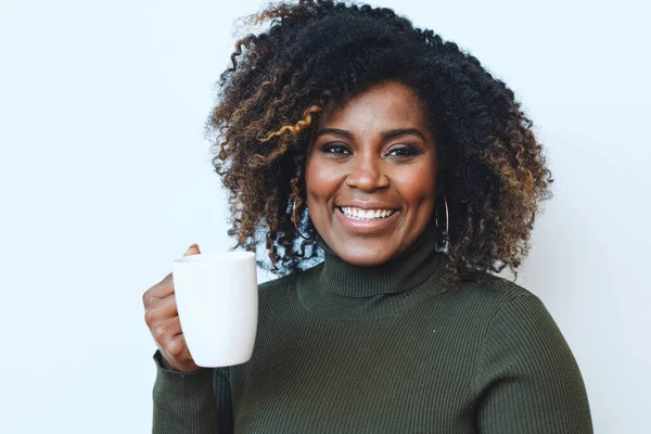 Portret Uśmiechniętej Kobiety Afro Pijącej Kawę Białym Tle — Zdjęcie stockowe