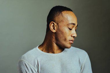 Stüdyo kapanış profil adamı gözleri kapalı