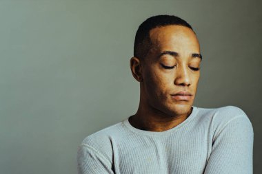 Stüdyo kapanış profil adamı gözleri kapalı