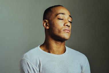 Stüdyo kapanış profil adamı gözleri kapalı