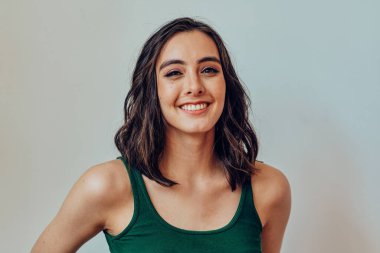 Yakından güzel bir kadın kameraya gülümsüyor