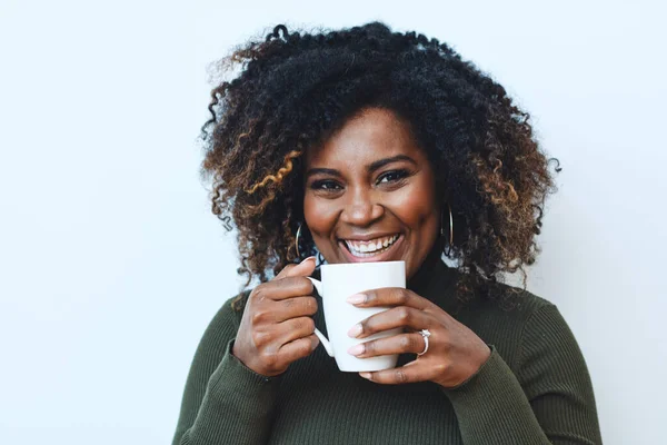 Portret Uśmiechniętej Kobiety Afro Pijącej Kawę Białym Tle — Zdjęcie stockowe