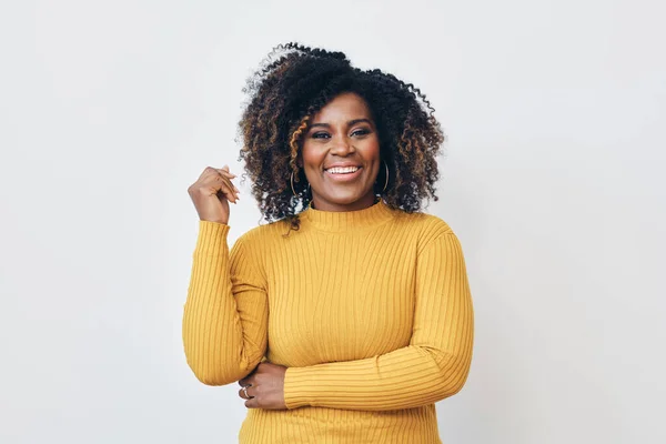 Retrato Hermosa Mujer Afro Sonriente Pie Sobre Fondo Blanco Mirando — Foto de Stock