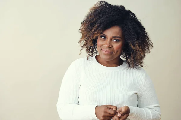 Mujer Afro Sonriente Con Reflejos Marrones Pelo Rizado Mirando Cámara — Foto de Stock