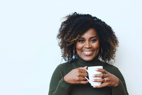Retrato Una Mujer Afro Adulta Sonriente Tomando Café Sobre Fondo — Foto de Stock