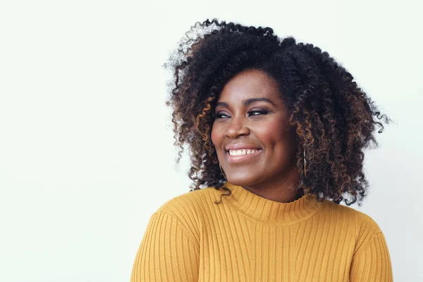 Retrato Uma Jovem Feliz Sorrindo Vestida Com Uma Camisa Amarela — Fotografia de Stock