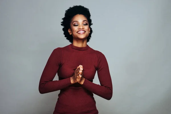 Portret Uśmiechniętej Młodej Afroamerykanki Trzymającej Się Ręce Szczęśliwej Medytacji — Zdjęcie stockowe