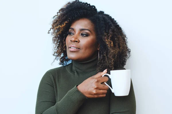 Neşeli Kadın Beyaz Arka Planda Kahve Fincanı Ile Bakarken Eğleniyor — Stok fotoğraf