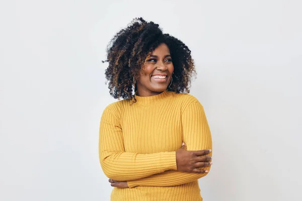 Retrato Hermosa Mujer Afro Sonriente Pie Sobre Fondo Blanco Mirando — Foto de Stock