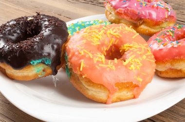 çörek. Yuvarlak kızarmış yağ patty. genellikle bir top ya da halka şeklinde şekerli hamur küçük kızarmış kek. pafta, börek, çörek, hamur-çocuk