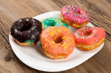 çörek. Yuvarlak kızarmış yağ patty. genellikle bir top ya da halka şeklinde şekerli hamur küçük kızarmış kek. pafta, börek, çörek, hamur-çocuk