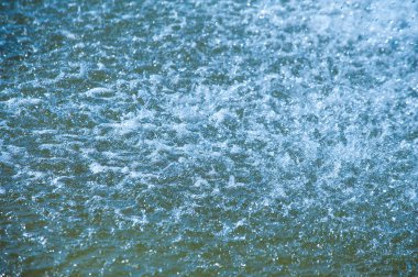 Doku, arka plan. Çeşmeden su sıçraması. Jet delik basınç veya kuvvet borudan çıkartılmış sıvı.