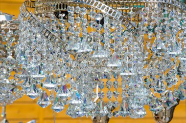 Kristal avizeler. homojen bir katı madde doğal geometrik düzenli form simetrik olarak düzenlenmiş uçak yüzü olan sahip bir parça.