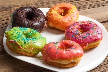 çörek. Yuvarlak kızarmış yağ patty. genellikle bir top ya da halka şeklinde şekerli hamur küçük kızarmış kek. pafta, börek, çörek, hamur-çocuk