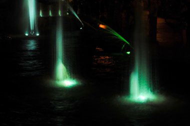 Gauss Bulanıklığı. Tasarımcı için uygundur. Çeşme jet sıvı yukarı doğru boru delik ya da basınç kuvveti atılır. Lumiere çeşme. ritmik ışık efektleri