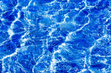 Doku arka plan. Doku arka plan. Havuzda su sayacı ışıkta fotoğraflandı. Dalgalar üzerinde güneş parlamayı