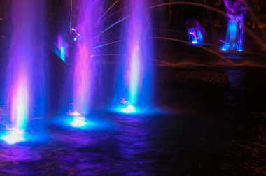 Gauss Bulanıklığı. Tasarımcı için uygundur. Çeşme jet sıvı yukarı doğru boru delik ya da basınç kuvveti atılır. Lumiere çeşme. ritmik ışık efektleri