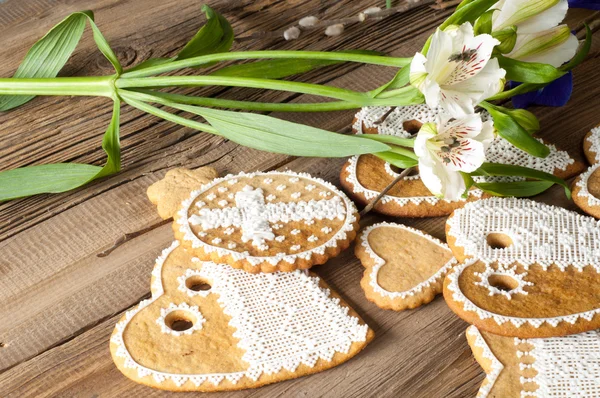 Galletas de Pascua. Hecho a mano. Los colores de fondo de principios de primavera — Foto de Stock